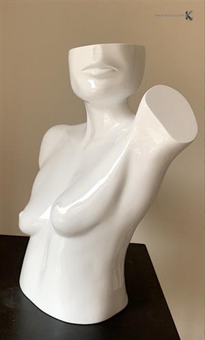 Black and White - Bust with a Pure Line - Dotty)