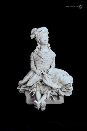Black and White - Dolly the obedient - Mylène La Sculptrice)