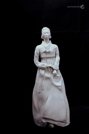 Black and White - The Korean woman in Hanbok - Mylène La Sculptrice)